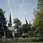 800245 Gezicht op de Kapel (links) en het Kasteel De Haar (Kasteellaan 1) te Haarzuilens (gemeente Vleuten-De ...